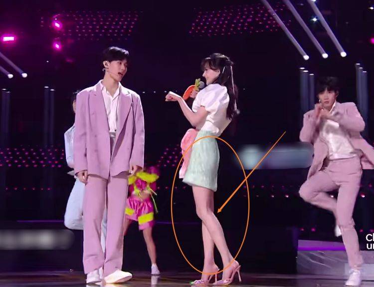 少年团|郑爽与时代少年团同台，我却被她无精修的身材吸引，腿型认真的吗