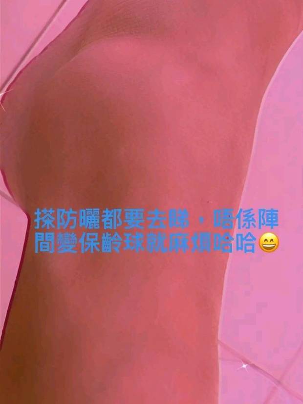 张柏芝近照靠拐杖出行,脚部缠满纱布,谢霆锋忙晒美食太冷漠?