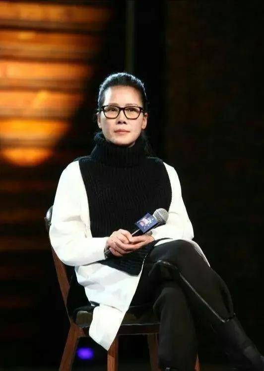 都是那|54岁膝下无子的田震，生活给她再多打击，她都是那朵铿锵玫瑰