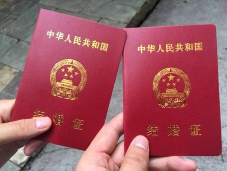 结婚前我和老公去领证,民政局拒发结婚证,一看证件:漂亮惹的祸