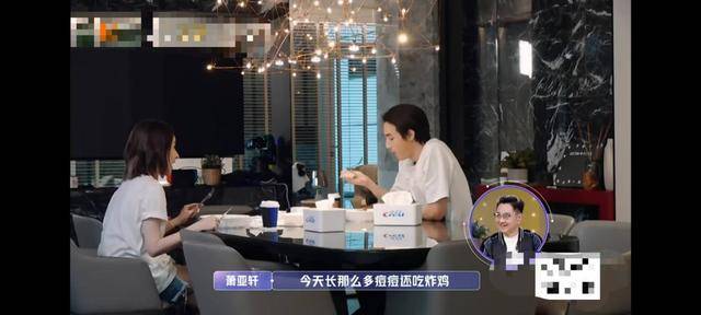萧亚轩和小16岁男友逛街购物，萧亚轩全程树懒式