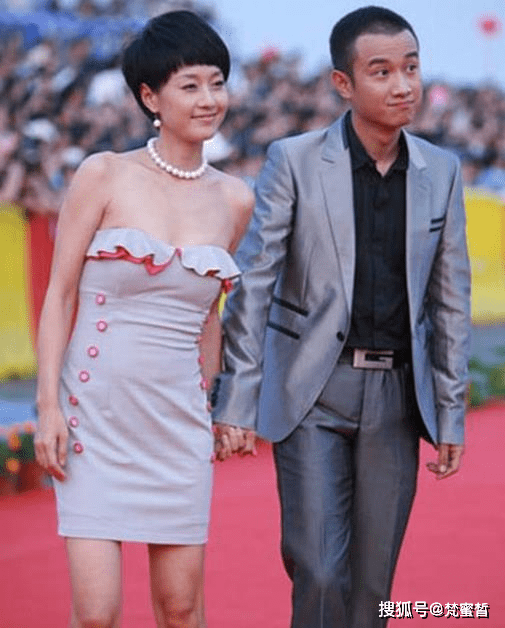 原创44岁马伊琍近照曝光,雪白事业线好撩人,境遇与前夫呈两极反差