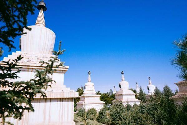 格外壮观的佛塔有百座，这个寺庙见证了西藏的回归