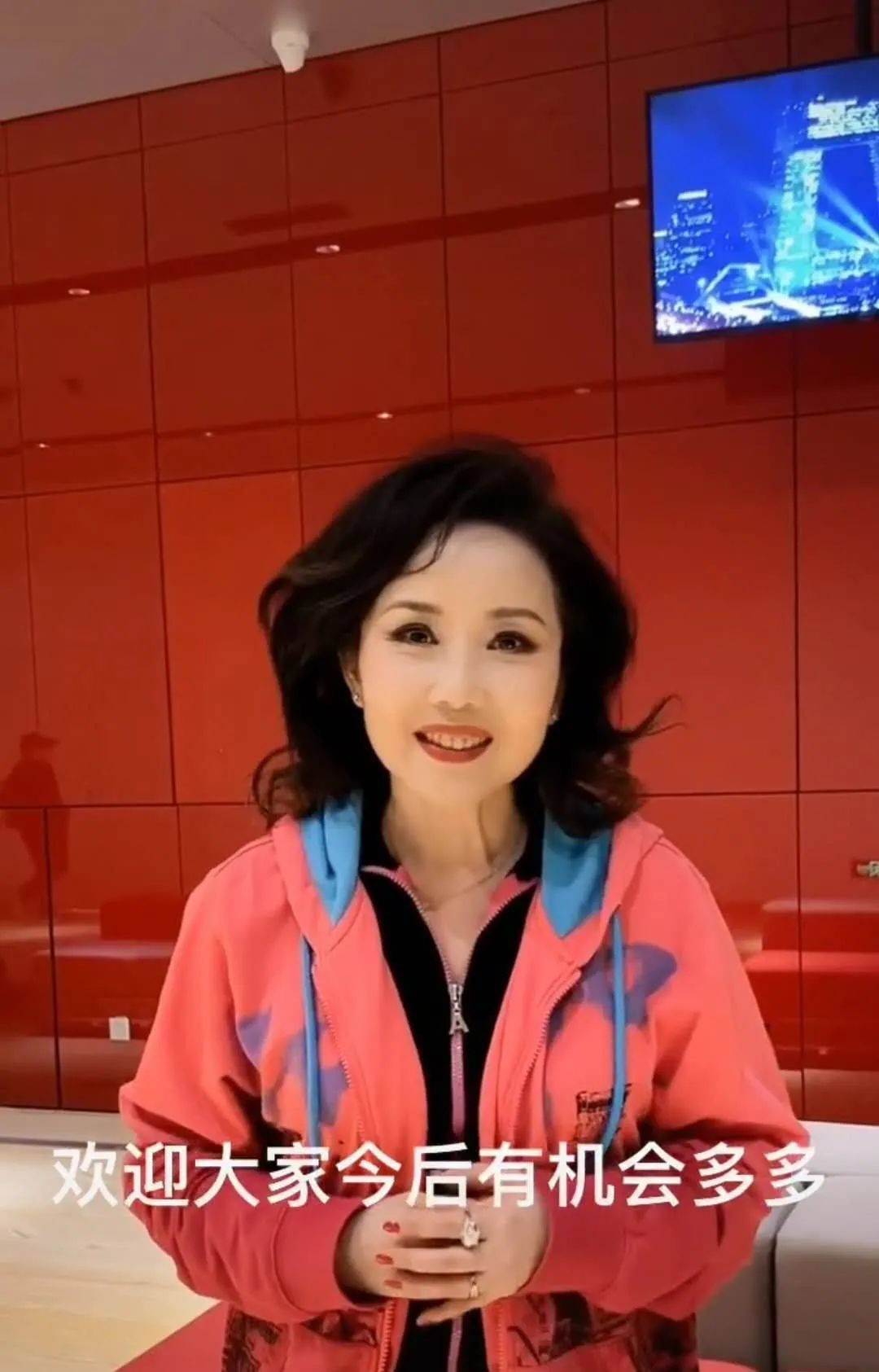 50岁天后胡月晒近照犹如30岁唱红黄土高坡老公曾出演陈情令