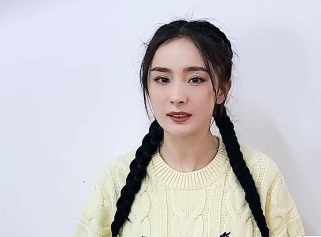 迪丽热巴|迪丽热巴的脸僵了？视频里留齐刘海显脸长，离开精修美貌不再