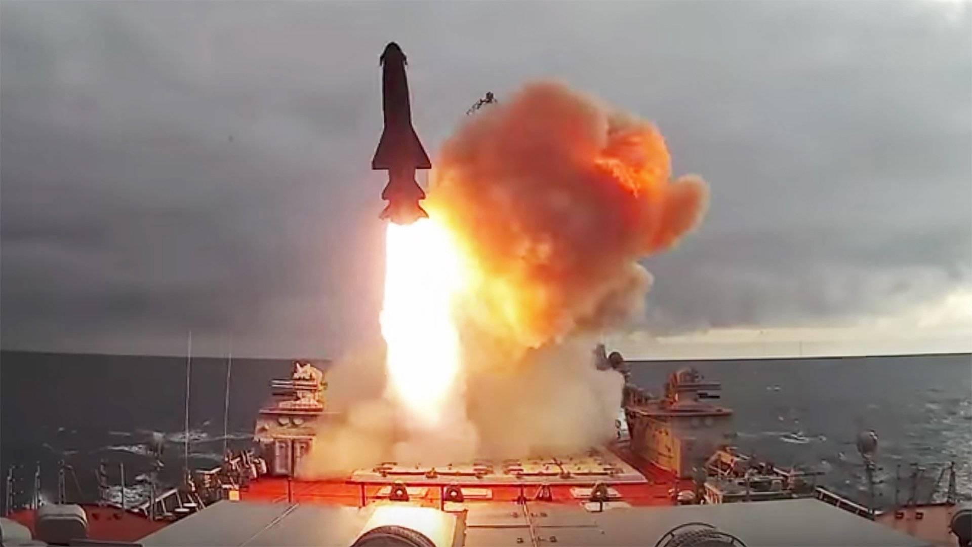 洋舰“彼得大帝”号正在演习中发射了一枚P-700“花岗岩”反舰导弹从中可能明白地看到俄罗斯最强健战船——“基洛夫”级核动力巡(图3)