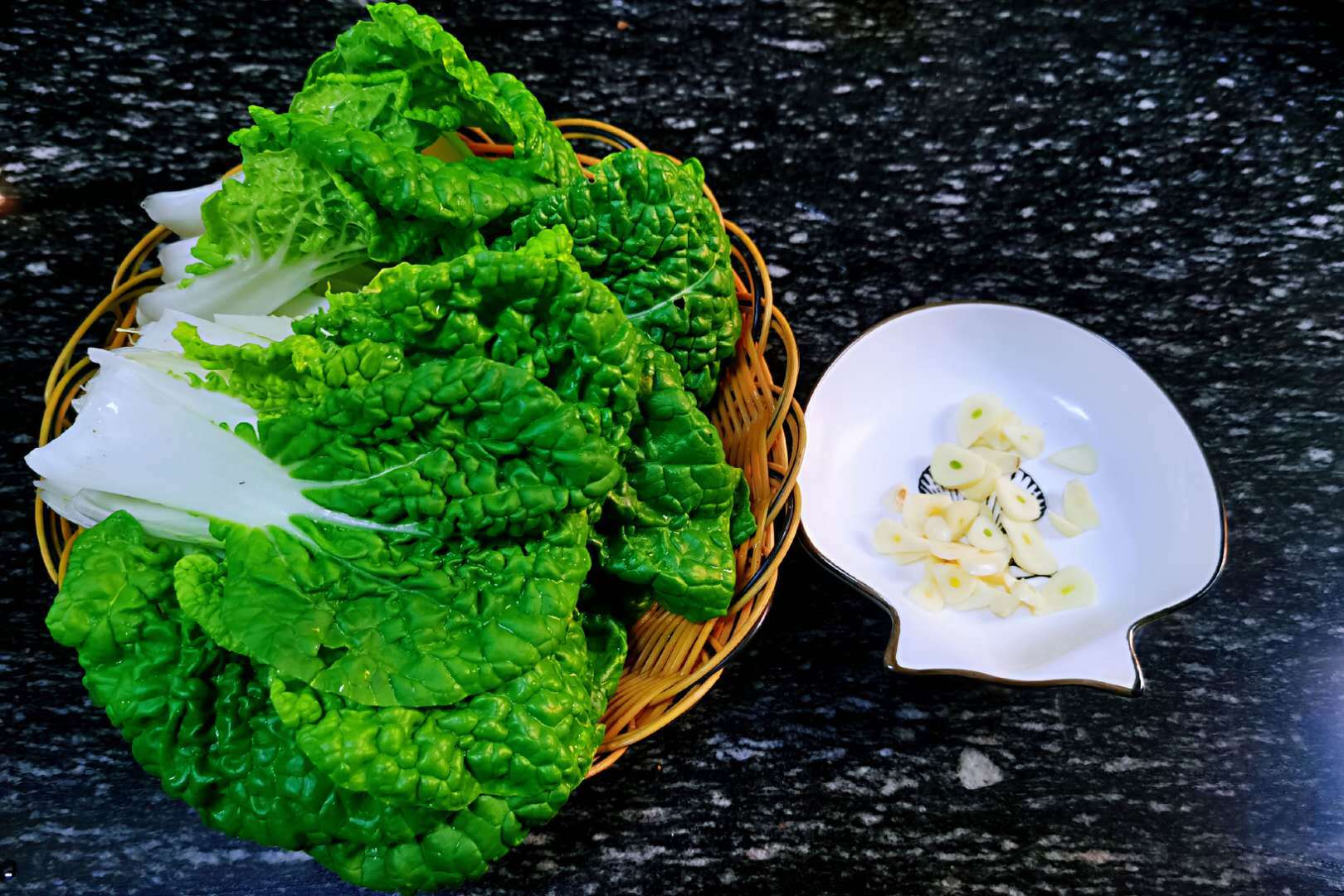 卷窝菜炒鸡蛋 所有食材:卷窝菜,鸡蛋,大蒜,食用油适量,食用盐适量