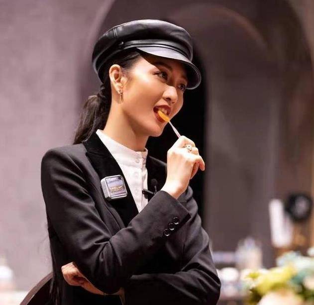 王鸥遗传妈妈天生“颜值高”,同母异父妹妹更漂亮