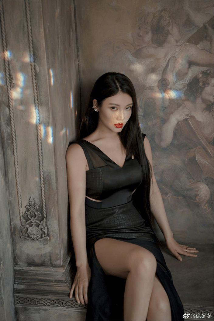 黑长直|徐冬冬1米黑长直发太亮眼，一袭红裙气场强大，大长腿惹人羡慕