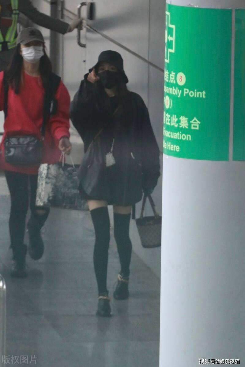 黑色|杨幂黑色连身短裙配皮衣美艳现身，不愧是少女幂