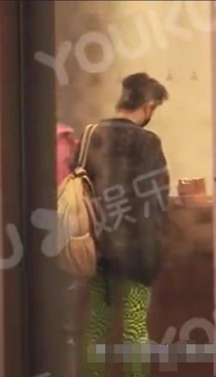 王菲女儿窦靖童近照曝光，穿绿蛇皮裤太新潮！