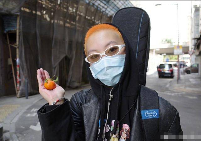 王菲女儿窦靖童近照曝光，穿绿蛇皮裤太新潮！