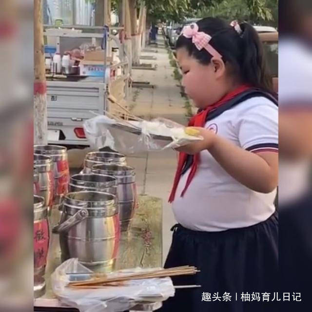 小肚子|“小肚子”抢镜了,网友:吃的太香了小女孩路边吃串走红