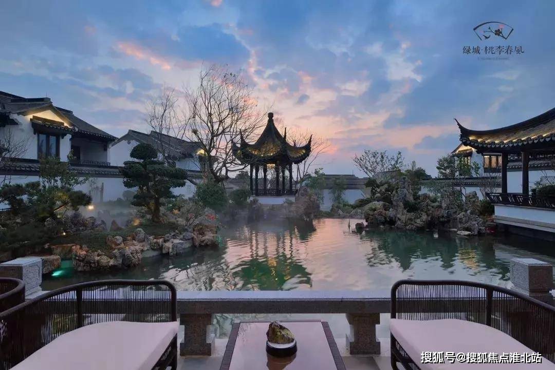 2015年,绿城·桃李春风作为"明星ip小镇"在杭州始亮相,瞬间在中国刮起