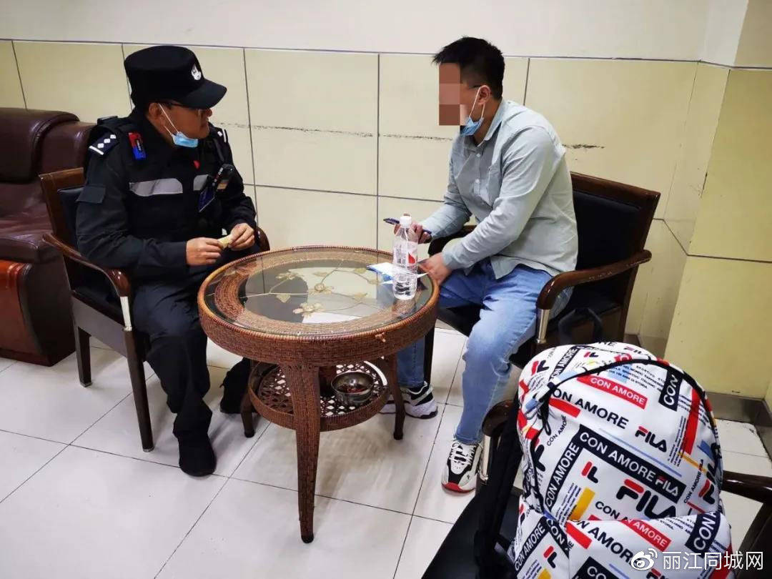 【PG娱乐中心】
来丽的上海游客在机场突发低钾血症 民警鹤庆人民医院买药(图1) 【PG娱乐中心】
来丽的上海游客在机场突发低钾血症 民警鹤庆人民医院买药(图1)