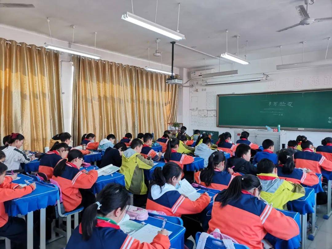 比赛|陕西师范大学奥林匹克花园学校小学部举行高段硬笔书写大赛