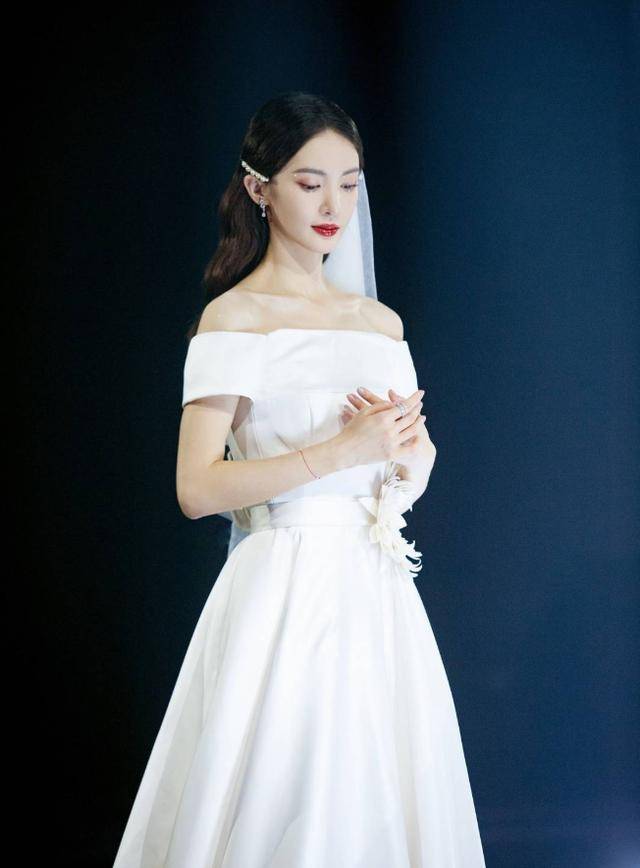 晨时婚纱_抖音晨妍穿白色的婚纱(3)