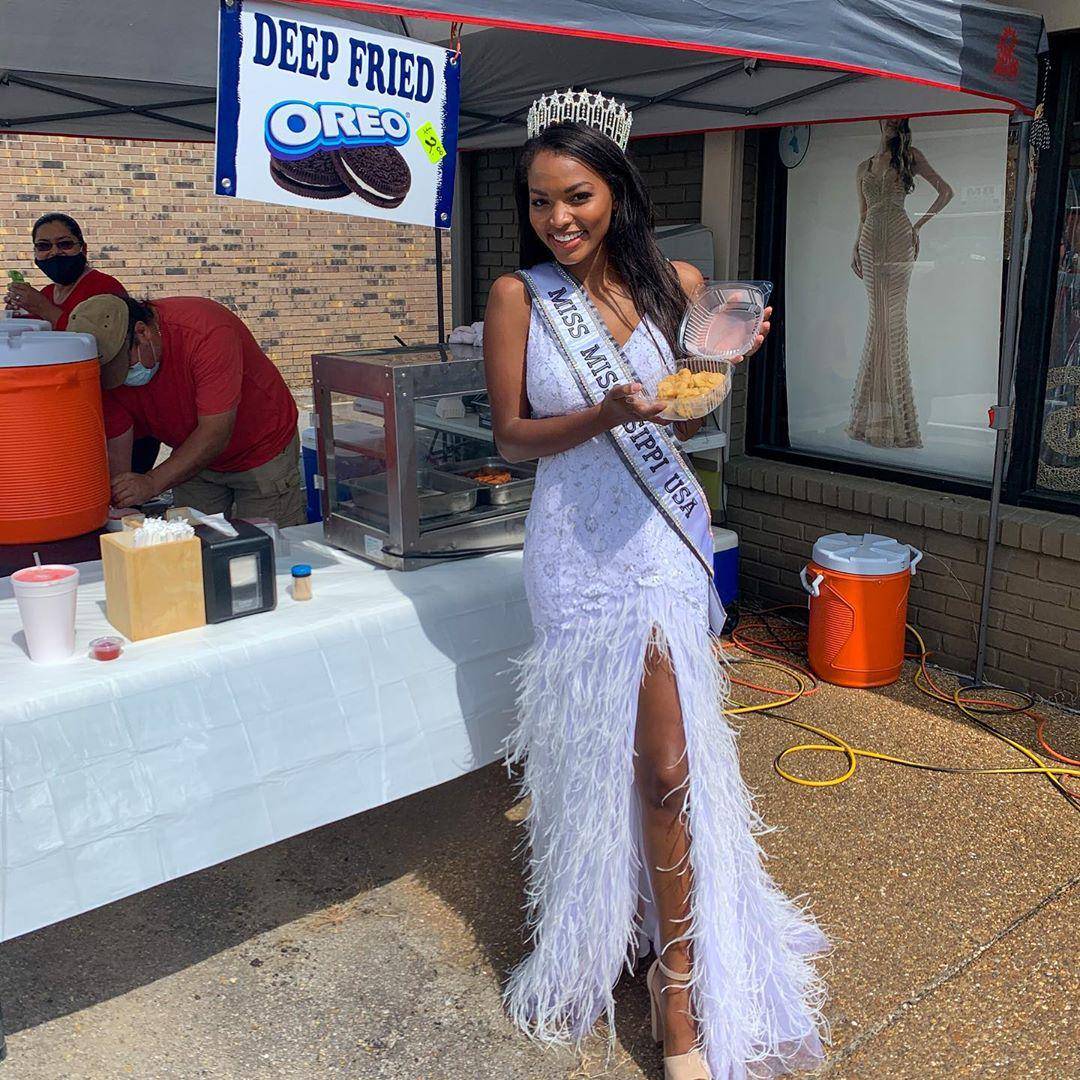 伊万卡|美国小姐选美冠军出炉！她皮肤黑嘴唇厚，伊万卡老公看她目不转睛