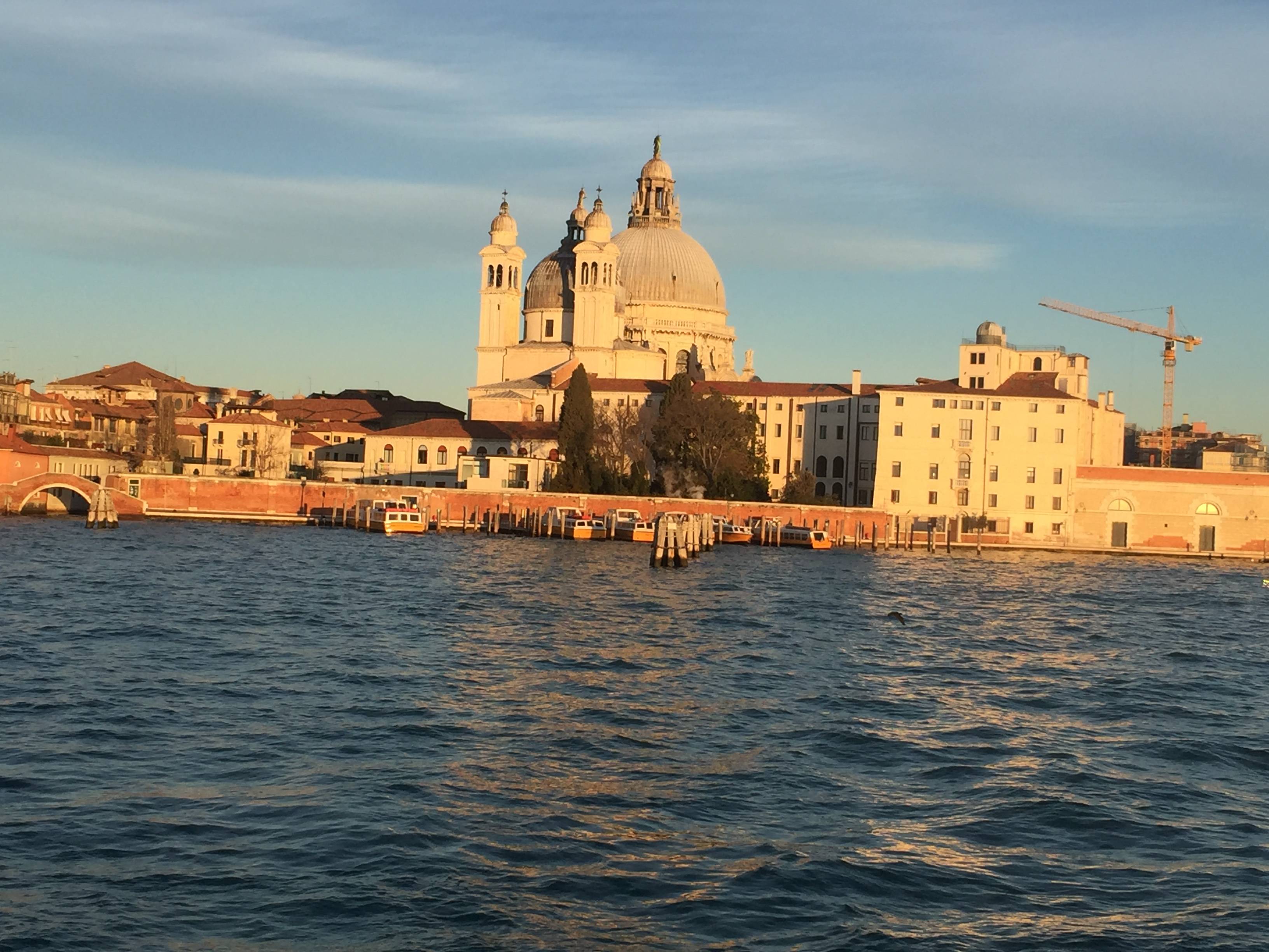 监管|中概金融科技股全线下挫，平台经济反垄断下，到底值不值得抄底？