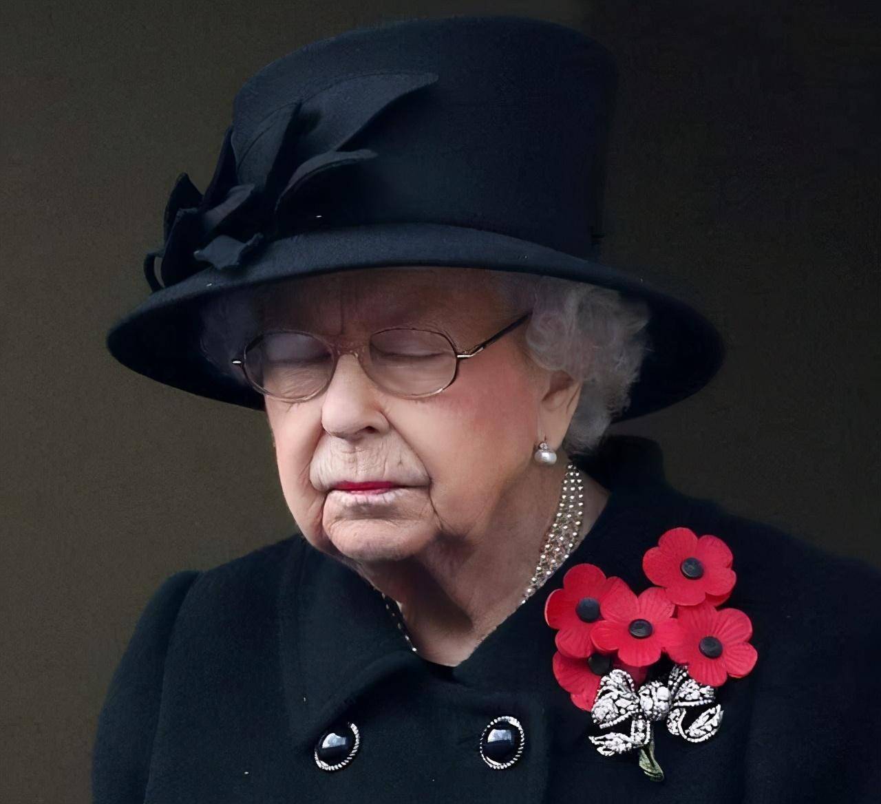 戴超|英国“国殇日”卡米拉一身黑色太精致！戴超大帽子真仙，超模气场