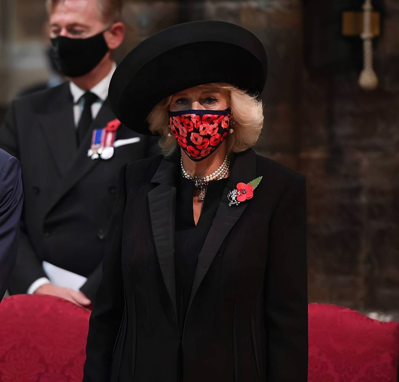 戴超|英国“国殇日”卡米拉一身黑色太精致！戴超大帽子真仙，超模气场