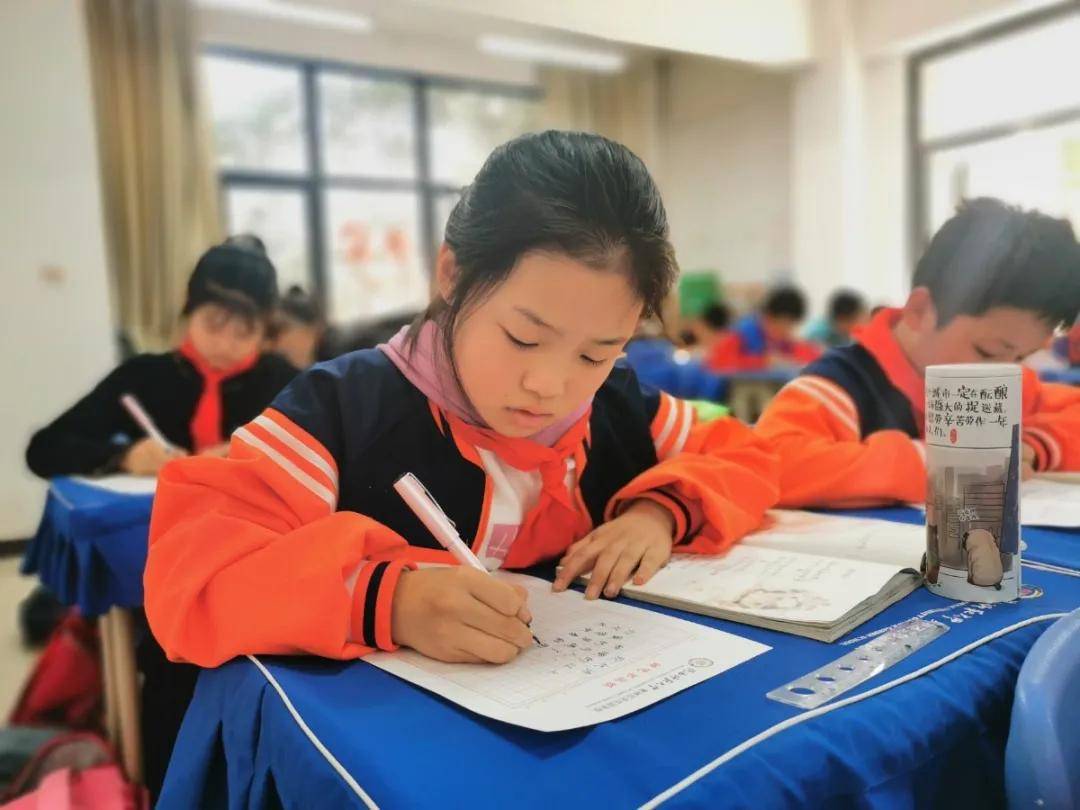 比赛|陕西师范大学奥林匹克花园学校小学部举行高段硬笔书写大赛