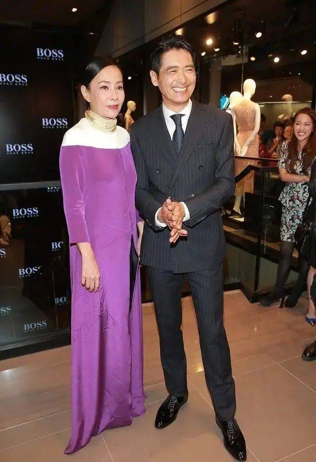 周润发老婆真不愧出身豪门,一袭紫色长裙,迟暮之年还如此优雅