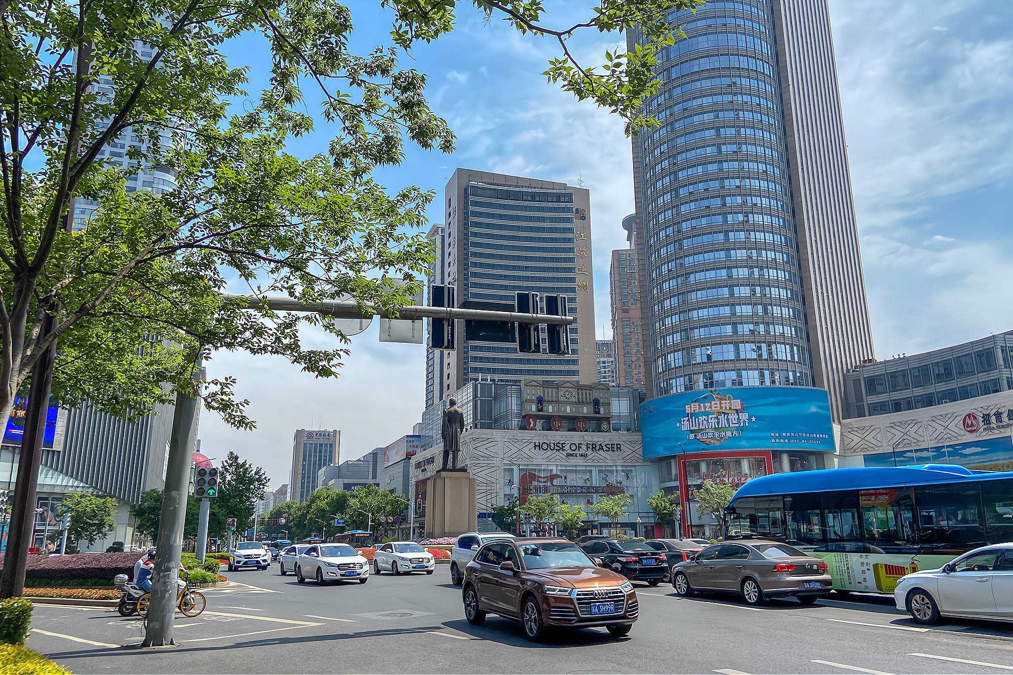 地处中华第一商圈的新街口站，号称“亚洲最大地铁站”，好像迷宫_南京