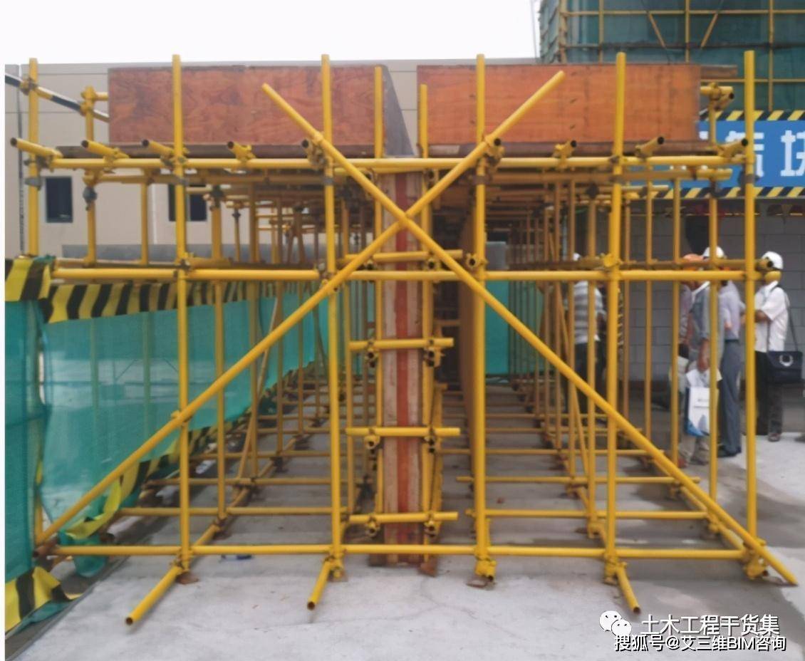模板支架严禁用方木代替钢管(楼梯位置较多).
