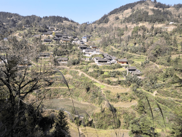 深秋季节,排吾水库库盈水丰,一路过去湖光山色,青山倒影,天宽水阔.