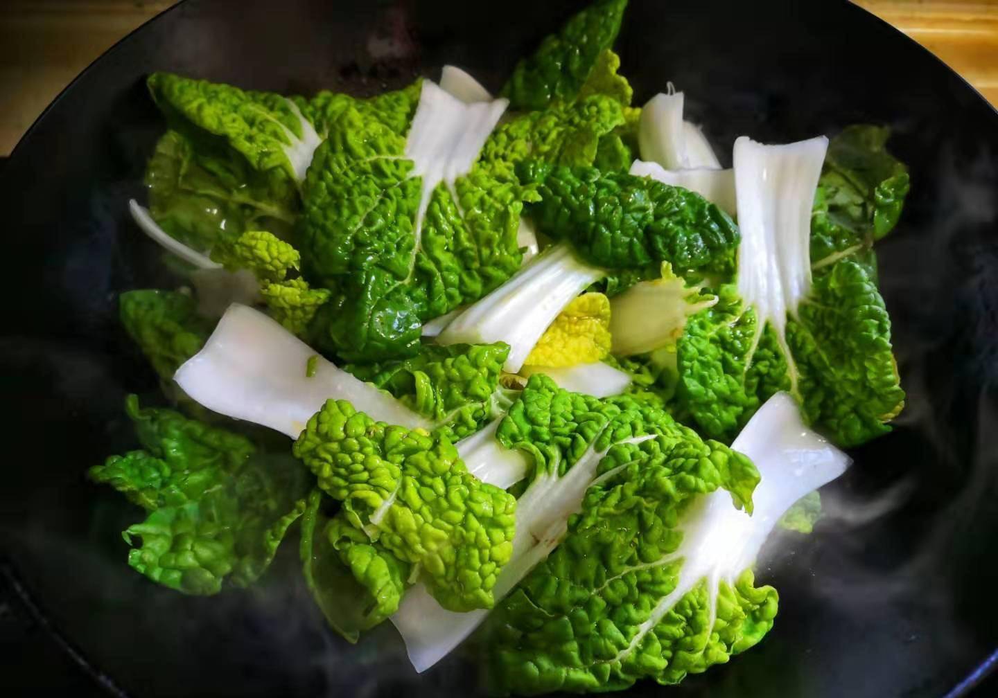 做法:1,准备好3朵新鲜的黄心菜 莫愁厨路无知己,谁人不识小面姨.