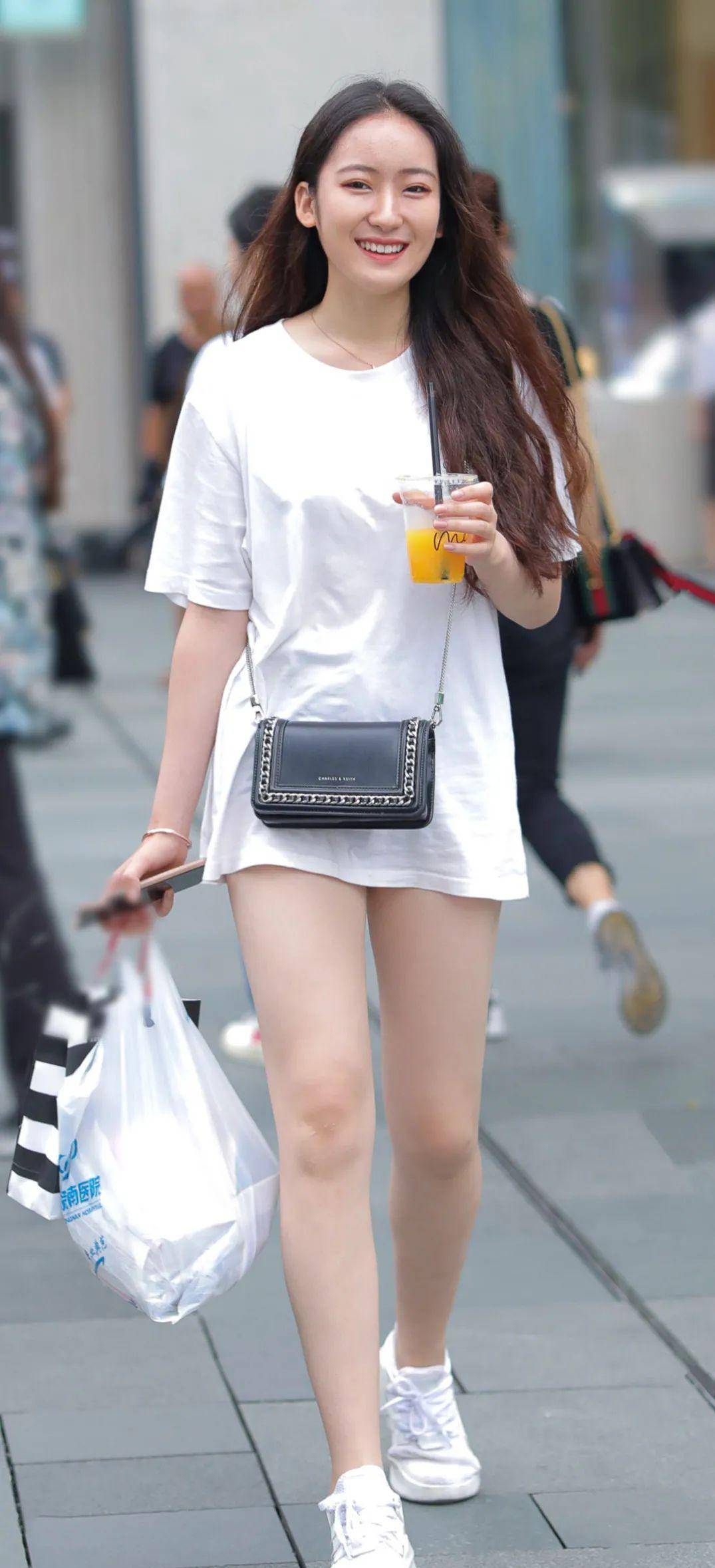 小姐|越有魅力的女人越简单，小姐姐穿连衣裙，轻松解决穿搭问题