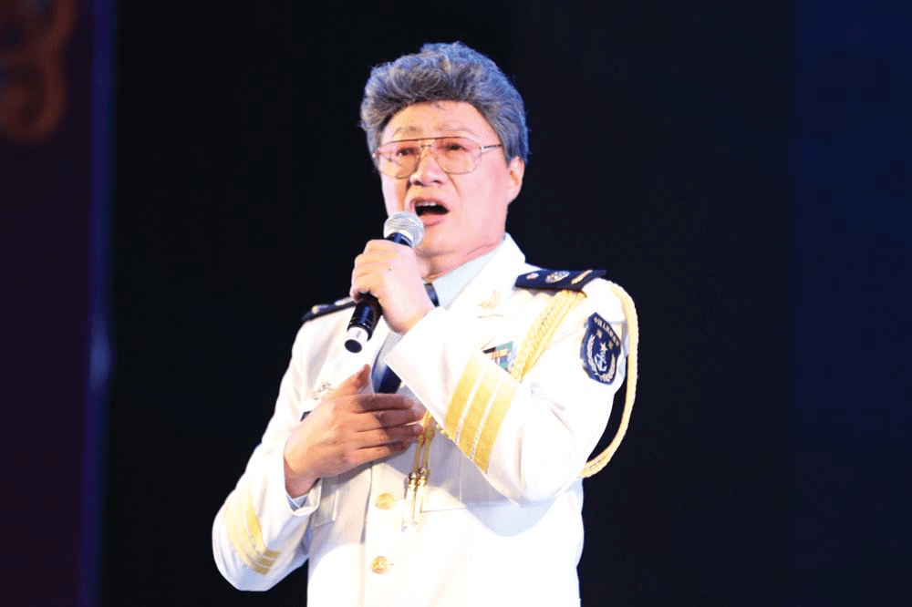 胡军儿子12岁长变样,“霸总”气质明显