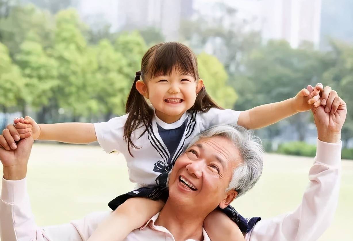 原创2个儿子3个孙子,将老人"捆绑"11年,网友:催婚催生的后果