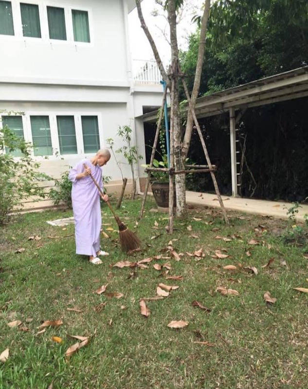 随行|泰王也走亲民路线？坐地铁出行，全车厢空座随行官员却都跪在地上