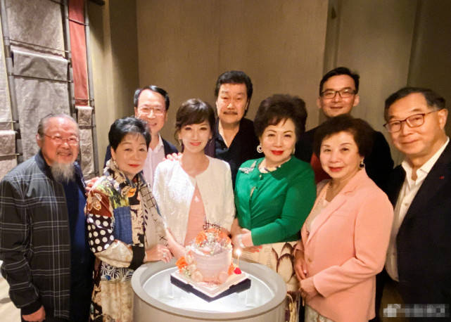 赵雅芝庆生获老公陪伴,玩钞票蛋糕笑成眯眯眼