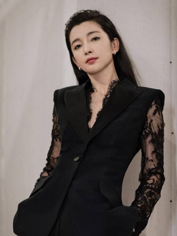 李冰冰又惊艳了,真空蕾丝西装尽显女王气息,纤细美腿slay全场