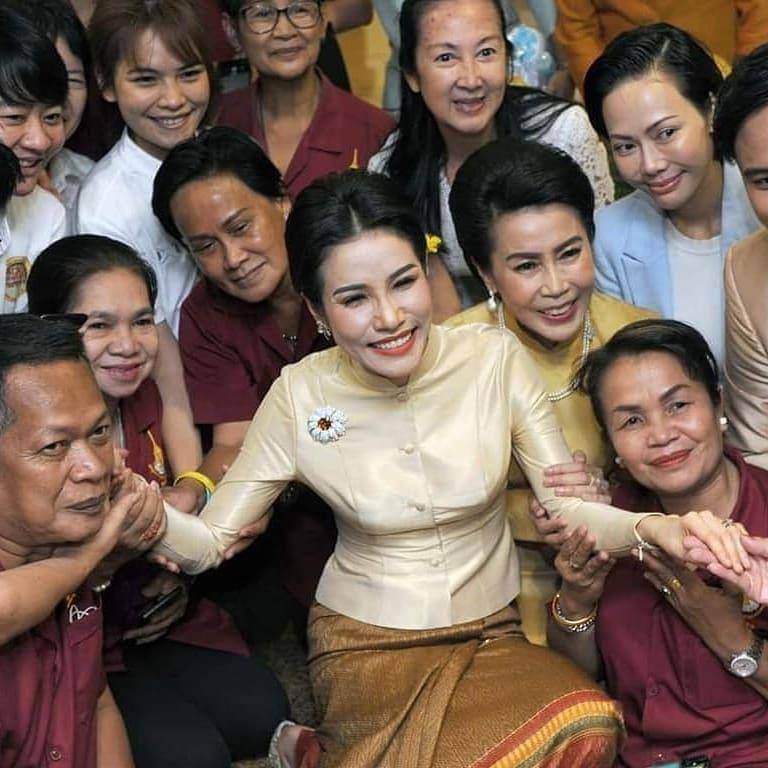 随行|泰王也走亲民路线？坐地铁出行，全车厢空座随行官员却都跪在地上