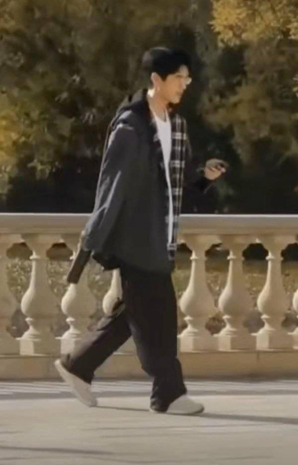 23岁刘昊然手拿保温杯开工,穿着松垮步态悠哉