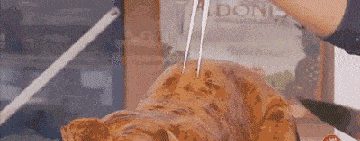 搞笑段子刚才在路上闲逛,竟然碰到前女友挽着她现任男友有说有笑的