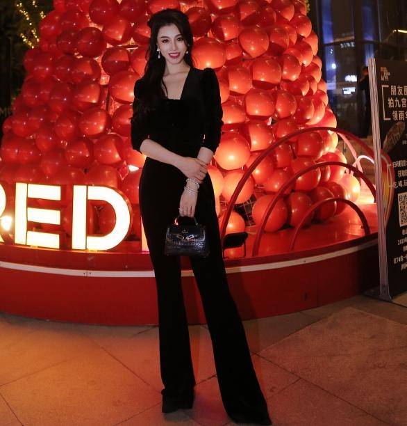 刘翔|刘翔前妻葛天晒照，29岁皮肤白皙状态佳，减重后穿衣风格变时尚