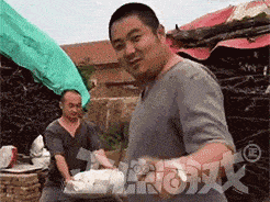 搞笑段子gif:看着都疼,妹妹,听哥的话,分了吧.