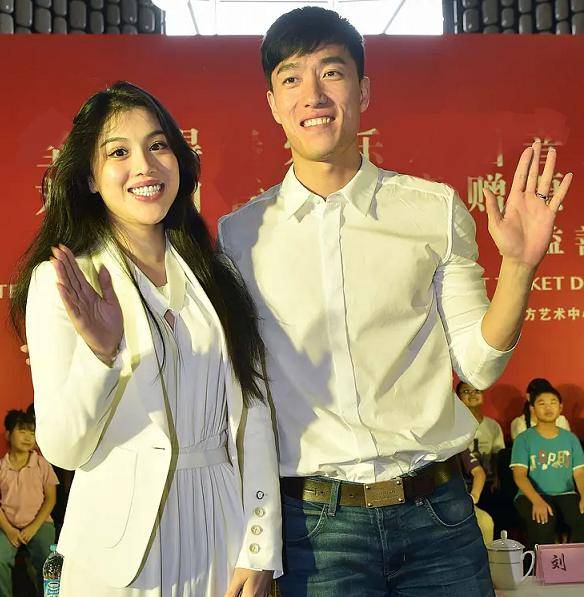 刘翔|刘翔前妻葛天晒照，29岁皮肤白皙状态佳，减重后穿衣风格变时尚