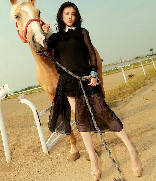 刘翔|刘翔前妻葛天晒照，29岁皮肤白皙状态佳，减重后穿衣风格变时尚