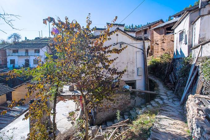 安徽休宁有一座高山中的古村落，远离闹市，已有2000多年的历史