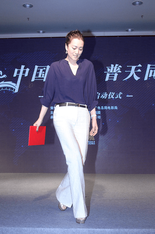 巩俐不穿礼服也特霸气,皮靴配着紧身裤,曲线依旧美得耀眼