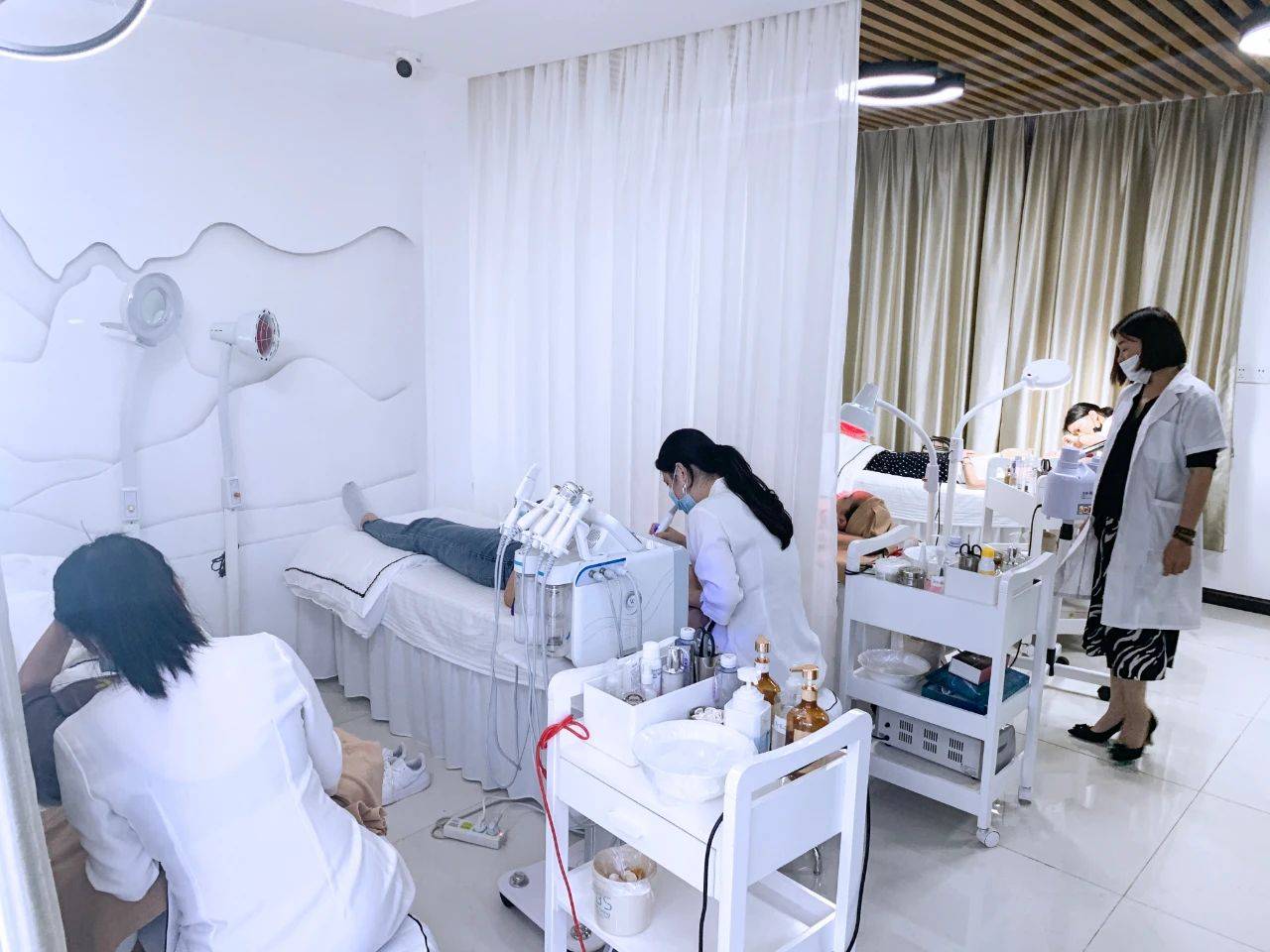 趣痘驿站分享祛痘祛斑美容院招待顾客小技巧