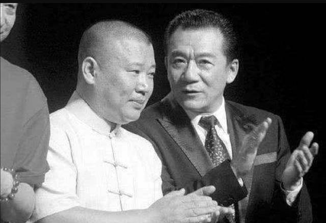 47岁郭德纲罕现身,增高鞋太厚似板砖,后脑勺胖出两层?