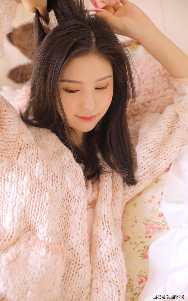 美女写真:美女吊带开衫,清甜可人十分养眼