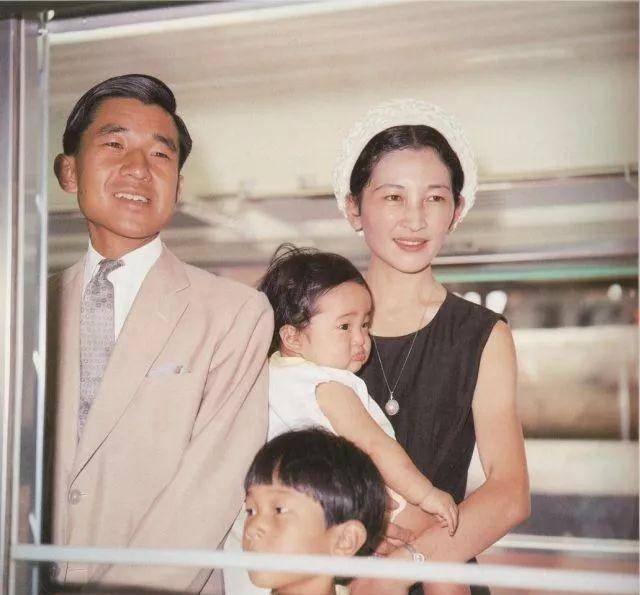 日本皇后美智子年轻时有多美?看完这组罕见的老照片,你就明白了